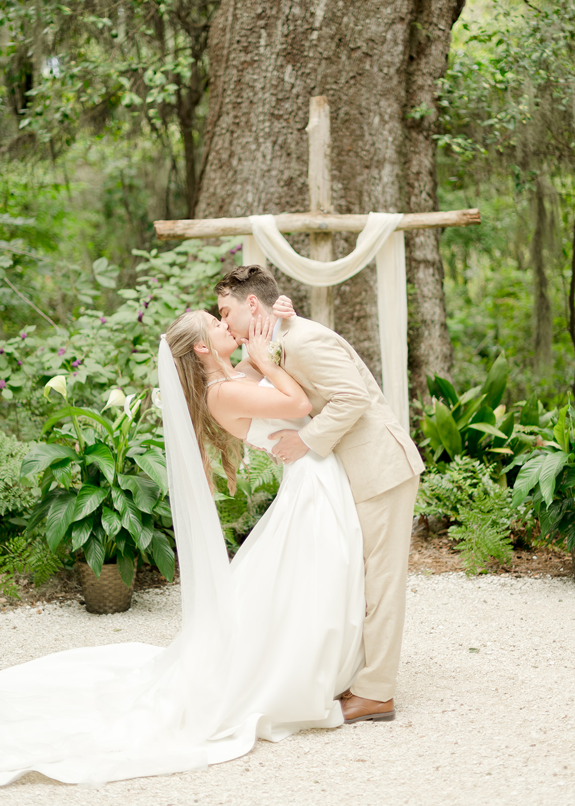 La Venture Grove Wedding First Kiss